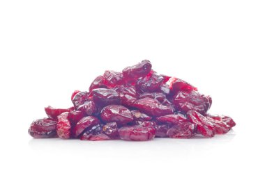 Kurutulmuş yaban mersini beyaz arka planda izole edilmiş.