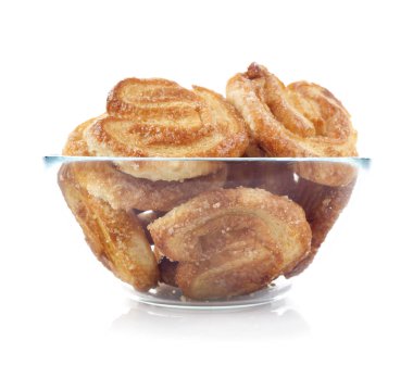 tanımlama bilgileri cam kase. Beyaz arka plan üzerinde izole 