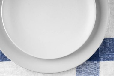 Klasik damalı masa örtüsü, iki boş tabak