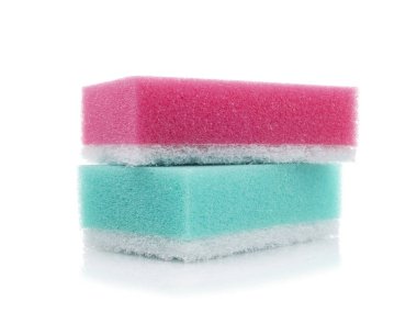 Bulaşık süngeri beyaz arkaplanda izole