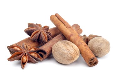 beyaz arkaplanda anason, hindistan cevizi ve sinamon izole