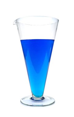 Laboratuvar cam eşyalar beyaz arkaplanda izole edildi 