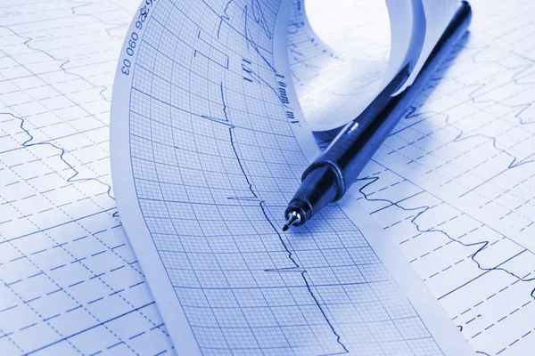 kardiyogram arka plan üzerinde kalp atışı ile yakın çekim