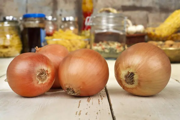 Uien Een Tafel — Stockfoto