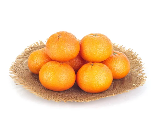 Färska Tangeriner Korg Isolerad Vit Bakgrund — Stockfoto