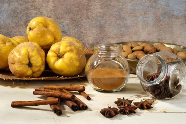 Quinces Anis Cinamon Sur Table Bois — Photo