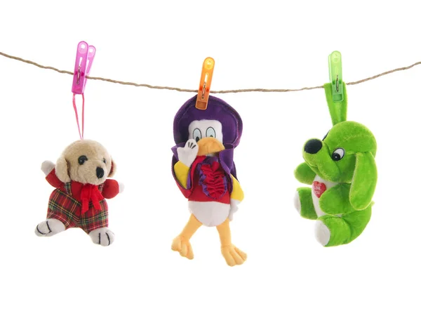 Giysi mandal üzerinde beyaz arka plan üzerinde izole ip, doldurulmuş hayvan oyuncaklar 