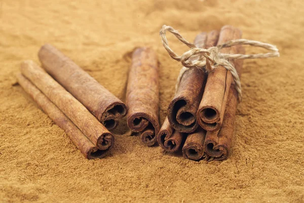 Tarçın arka plan üzerinde kapat