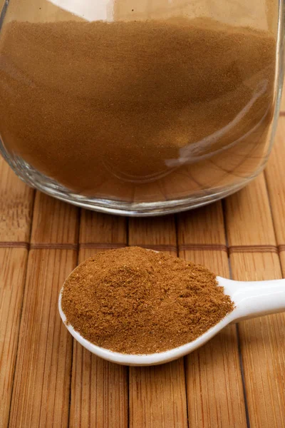 Cuchara Con Canela Polvo Sobre Una Tabla Madera — Foto de Stock