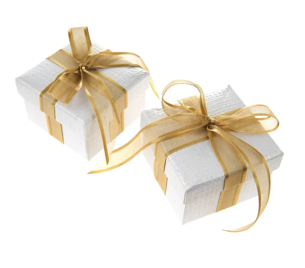 Geschenkboxen Mit Goldener Schleife Isoliert Auf Weiß — Stockfoto