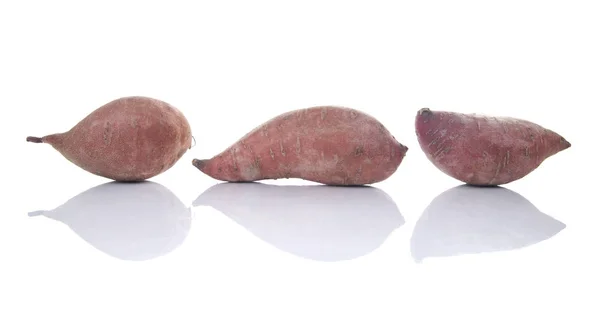 Batatas Doces Isoladas Sobre Fundo Branco — Fotografia de Stock