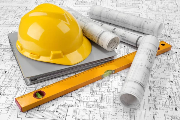 Sarı başlık, seviye, gri klasör belgesi ve proje çizimleri 