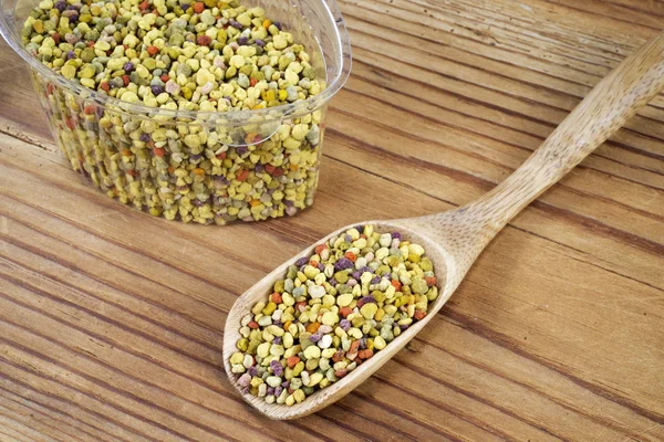 Bee Pollen Szelektív Összpontosít — Stock Fotó