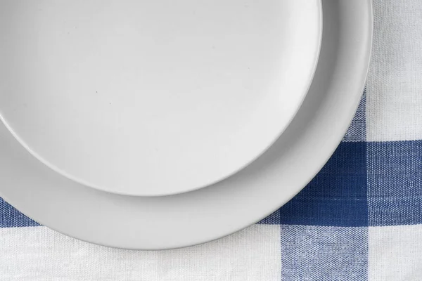 古典的な市松模様のテーブル クロスで空の皿 — ストック写真