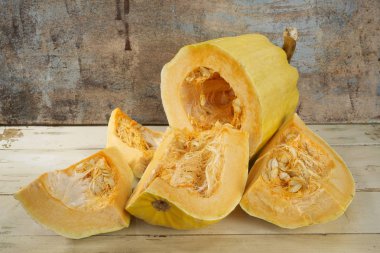 Tahta masada taze dilimlenmiş balkabağı