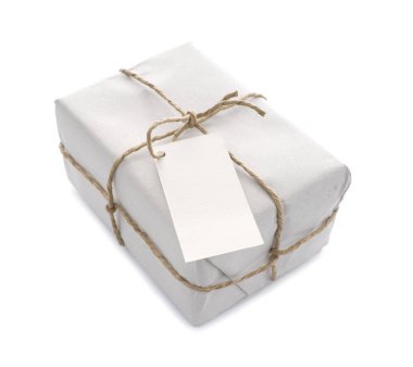 Kağıt ile paketlenmiş, iple bağlanmış ve boş etiketli 