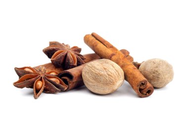 beyaz arkaplanda anason, hindistan cevizi ve sinamon izole