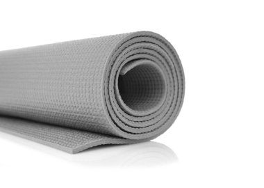 Gri yoga mat beyaz arka plan üzerinde izole 