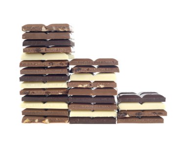 Beyaz arkaplanda izole edilmiş çikolata yığınları
