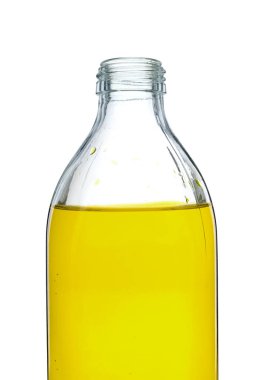 Beyaz arka planda izole edilmiş zeytinyağı şişesi