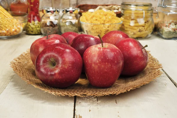 Manzana Una Canasta Sobre Una Mesa Madera — Foto de Stock