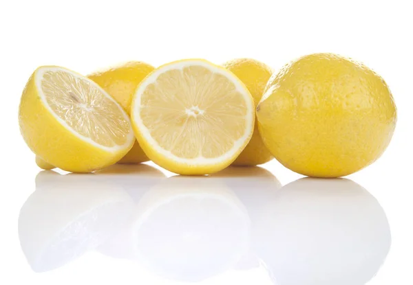 Beyaz arka planda izole edilmiş taze limonlar. 