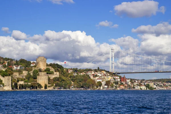 伊斯坦布尔博斯普鲁斯海峡大桥和 Rumeli 土耳其 — 图库照片