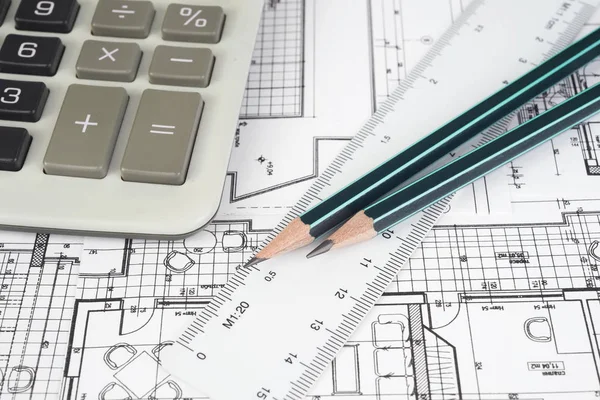 Mimari proje, kalem, cetvel ve hesap makinesi  
