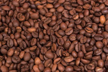 Renkli bir arka plan üzerinde kahve çekirdekleri