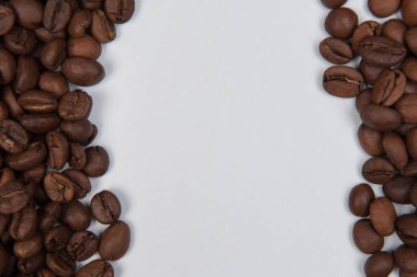 Renkli bir arka plan üzerinde kahve çekirdekleri