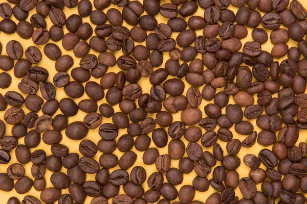 Renkli bir arka plan üzerinde kahve çekirdekleri