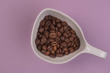 kahve tohumlar renkli bir arka plan üzerinde