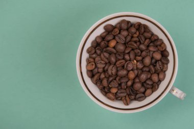 kahve tohumlar renkli bir arka plan üzerinde