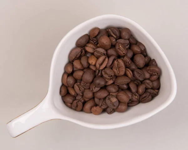 色付きの背景にコーヒーの種子 — ストック写真