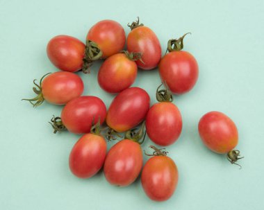 Renkli bir arka plan üzerinde kiraz domates