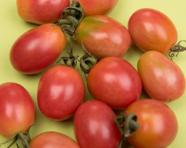 Renkli bir arka plan üzerinde kiraz domates