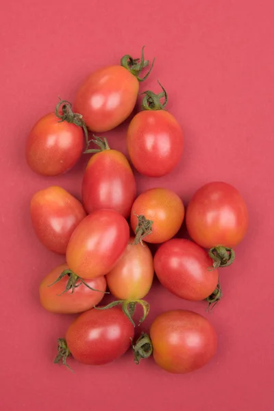 Wiśniowe Pomidory Kolorowym Tle — Zdjęcie stockowe
