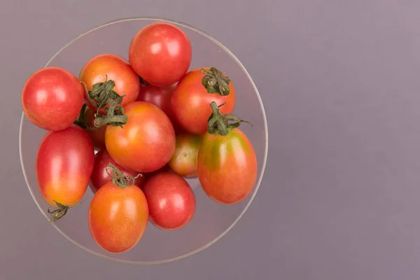 Kirschtomaten Auf Farbigem Hintergrund — Stockfoto