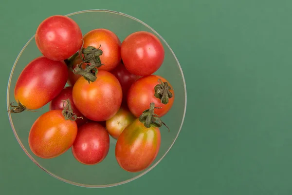 Tomates Cherry Sobre Fondo Coloreado — Foto de Stock