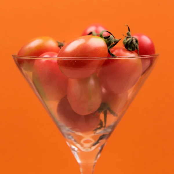 Tomates Cherry Sobre Fondo Coloreado — Foto de Stock