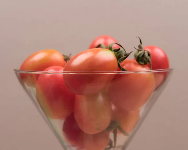 Tomates Cherry Sobre Fondo Coloreado — Foto de Stock
