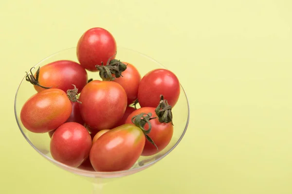 Tomates Cherry Sobre Fondo Coloreado — Foto de Stock