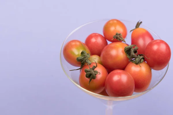 Tomates Cherry Sobre Fondo Coloreado — Foto de Stock