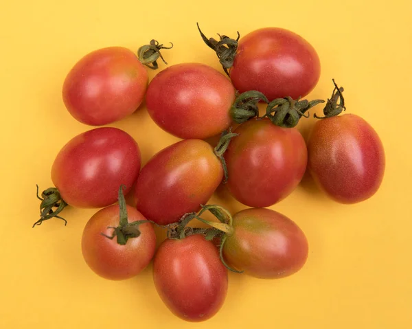 Wiśniowe Pomidory Kolorowym Tle — Zdjęcie stockowe