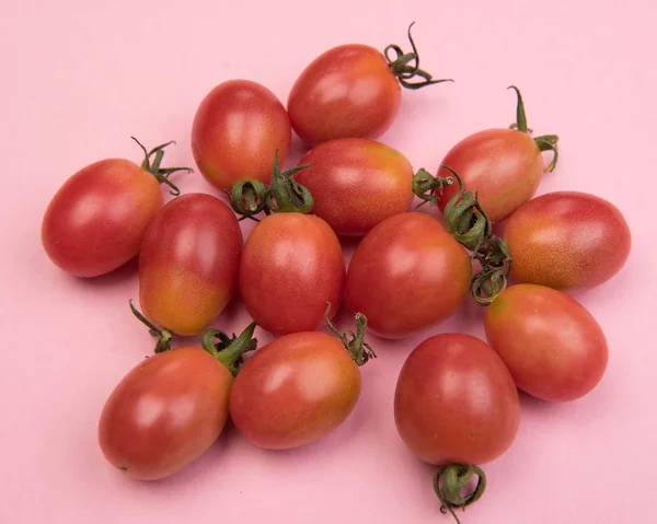 Tomates Cherry Sobre Fondo Coloreado —  Fotos de Stock