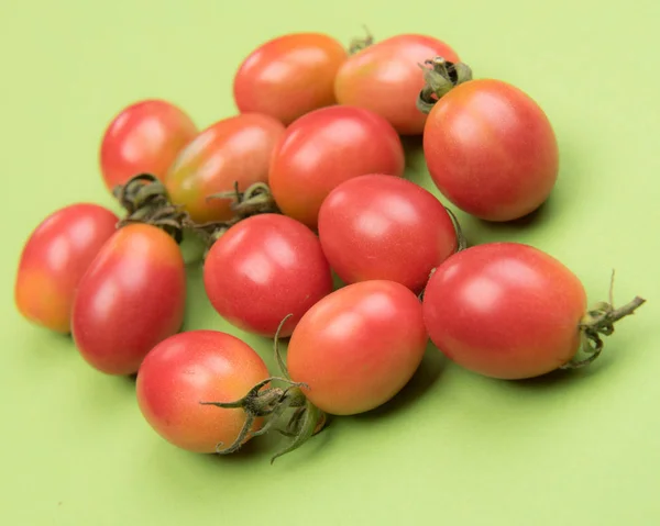 Kirschtomaten Auf Farbigem Hintergrund Stockbild