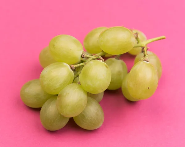 Uvas Blancas Sobre Fondos Coloridos —  Fotos de Stock