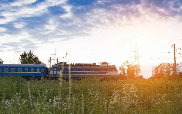 Yolcu treni hareket yüksek hızda seyahat. Gün batımı Tren.