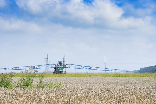 Agricultural Sprayers Spray Chemicals Wheat Spraying Pesticides Wheat Field Sprayer — Stock Photo, Image