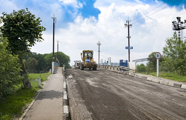 Yellow Grader Driving Asphalt Road Summer — Stock Photo, Image